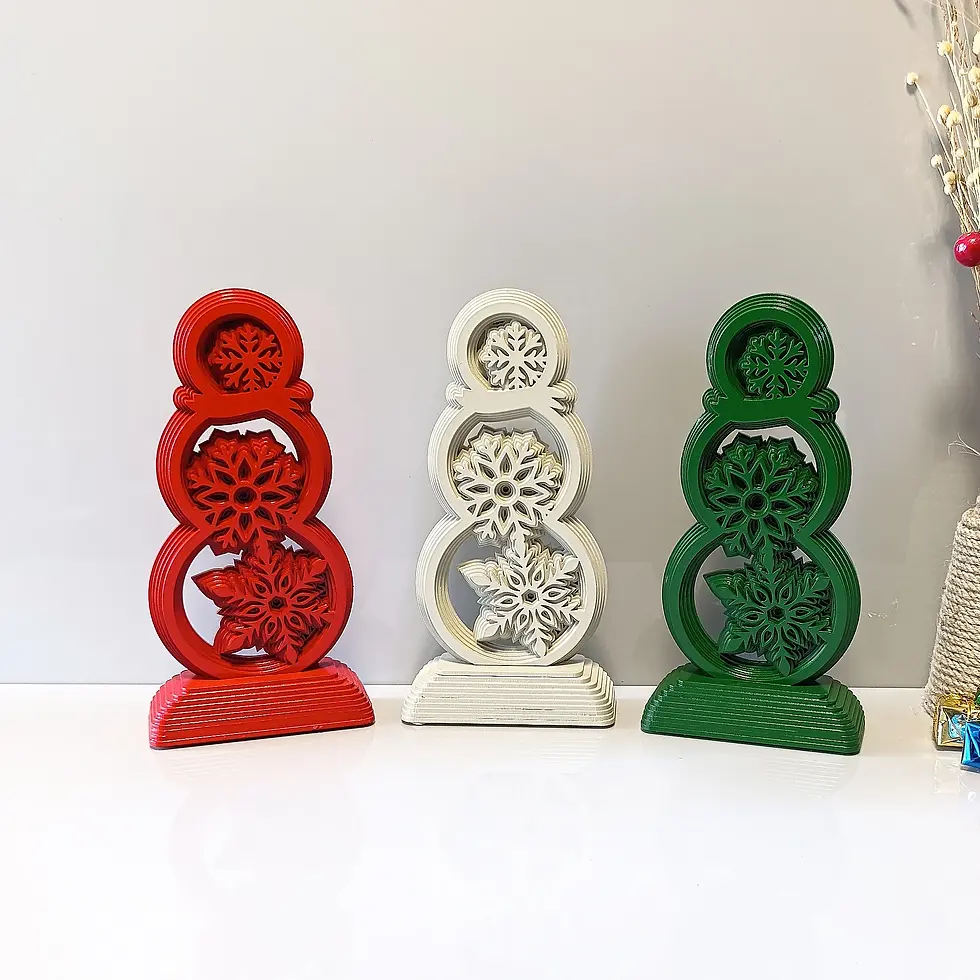 Kırmızı, yeşil ve beyaz tonlarda el yapımı ahşap kardan adam ahşap yılbaşı ağacı dekoru