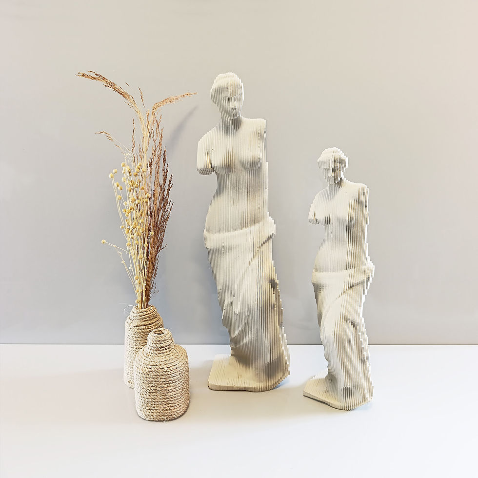 El yapımı katmanlı ahşap Venüs de Milo heykeli – modern minimalist Yunan sanat dekoru.