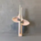 Benzersiz katmanlı yapısı ve akıcı kıvrımlarıyla tasarlanan ahşap heykel
