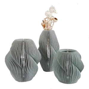 Dalgalı formlarda tasarlanmış modern ahşap vazo, heykelsi ev dekoru için.