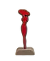 El Yapımı Soyut Kadın Heykeli: Kırmızı Beton Doku, Gri Ahşap Taban