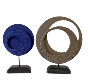 Small-scale pieces for elegant spaces.