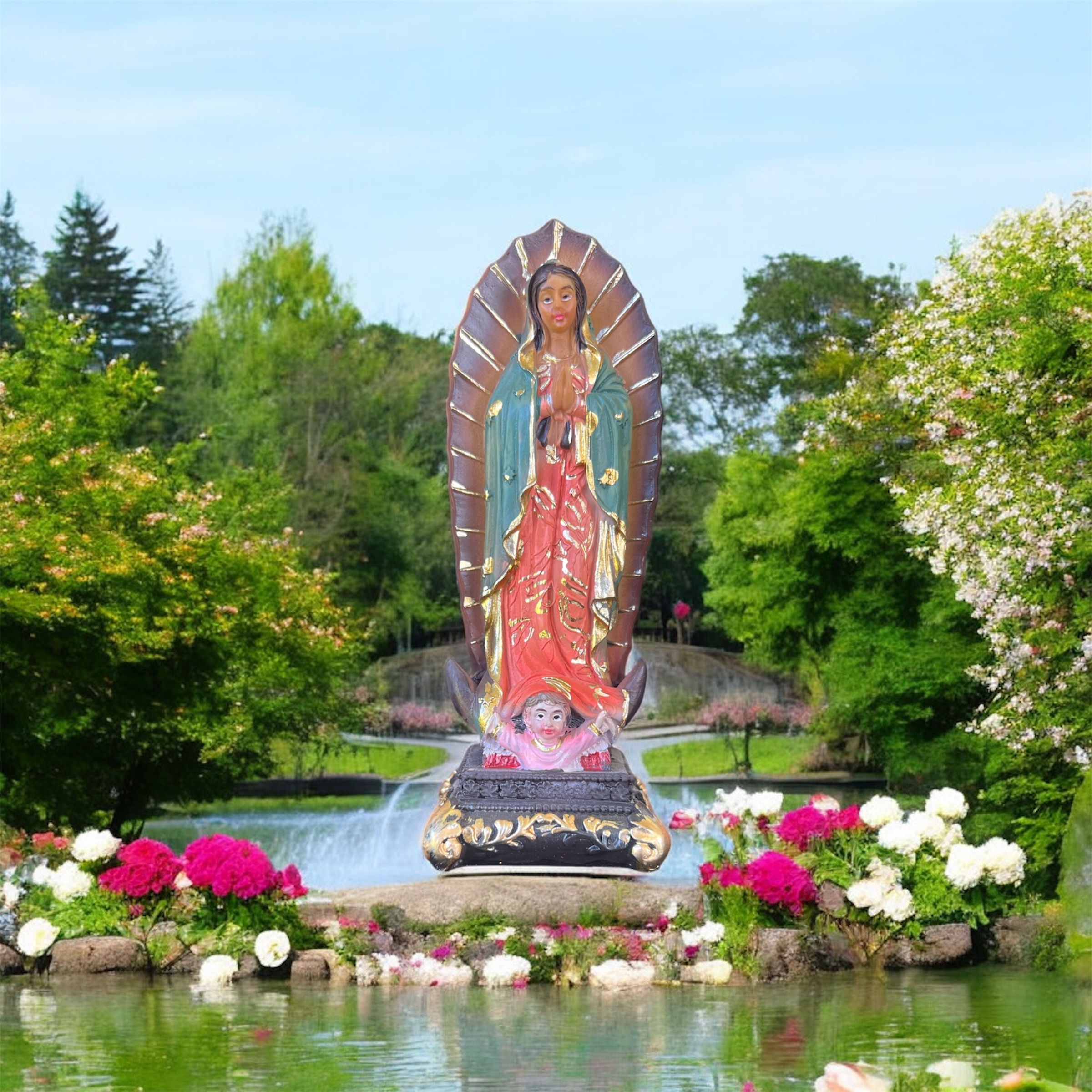Poderosa estatua de de resina de nuestra Señora de Guadalupe.