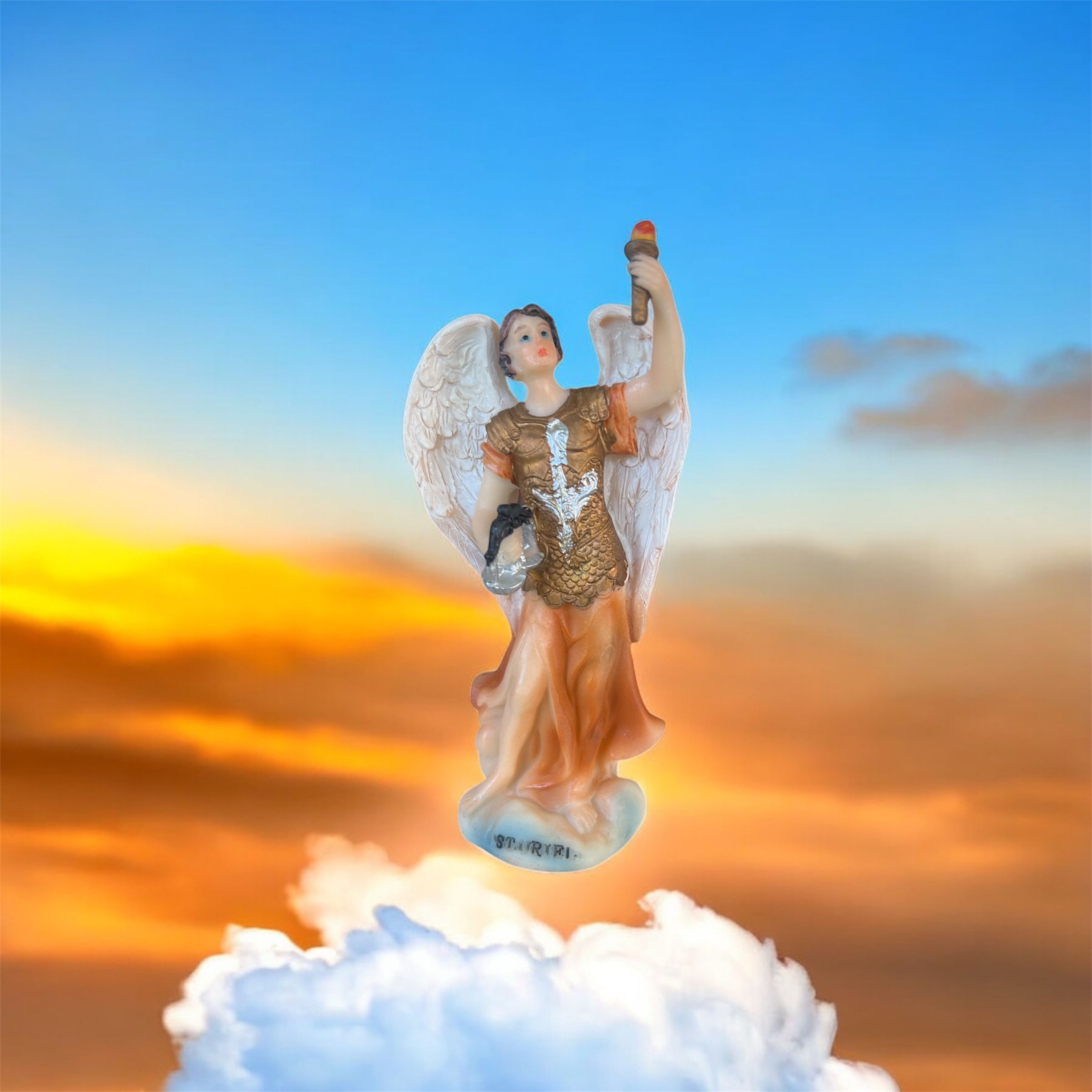 Poderosa estatua de resina de San Uriel.