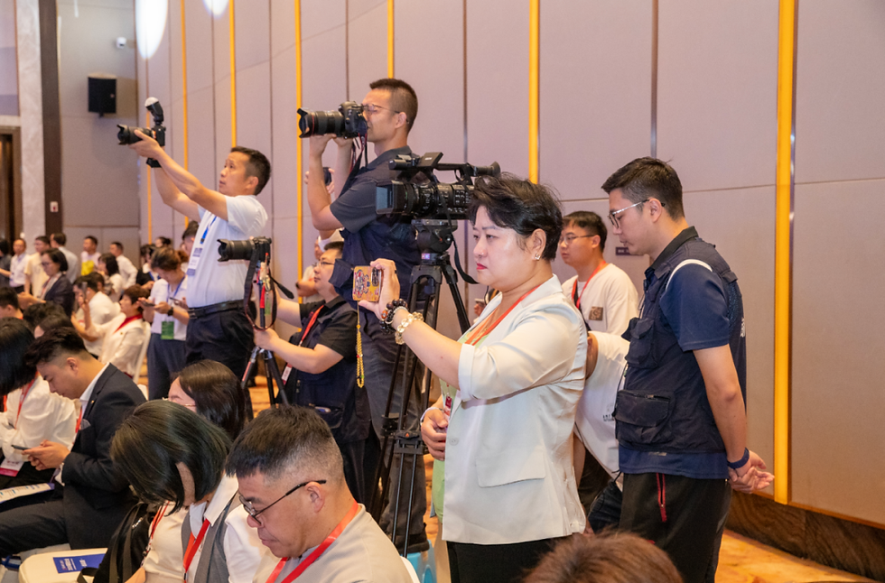 《天时周刊》社长谢荟彦女士在现场采访 四川省侨界摄影委员会 段雪忠 摄