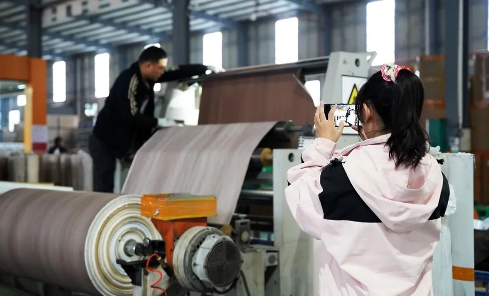 媒体记者在广西智升新材料科技有限公司采访拍摄 涂丽莎 摄