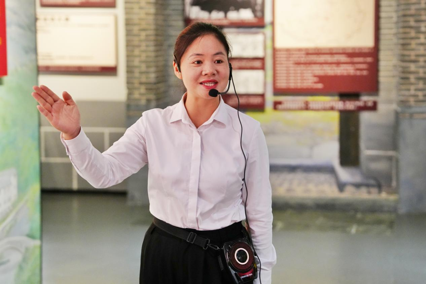 徐解秀的曾孙女朱淑华从小听着“半条被子”的故事长大