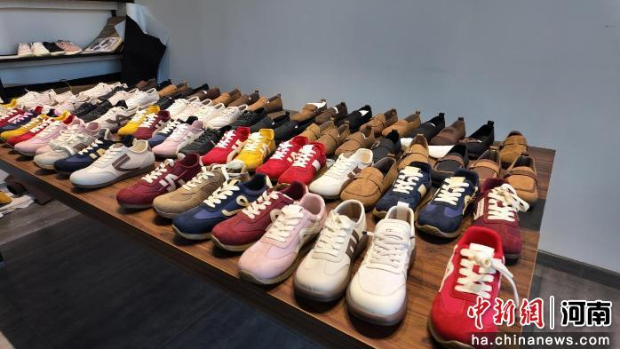 裕雯鞋样设计工作室展出的部分设计样鞋 李海珠 摄