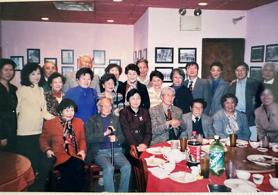 2002年4月接待天津南开中学康岫岩校长