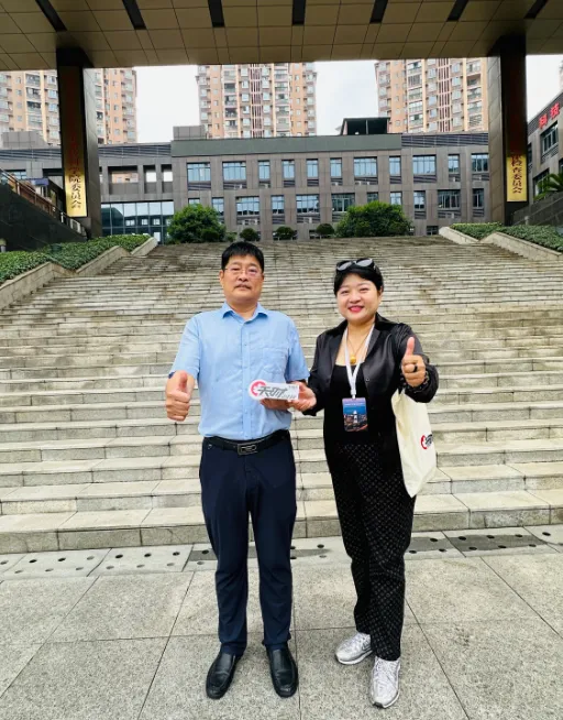 《天时周刊》社长 谢荟彦女士与重庆市畜牧科学院院长 王启贵 合影