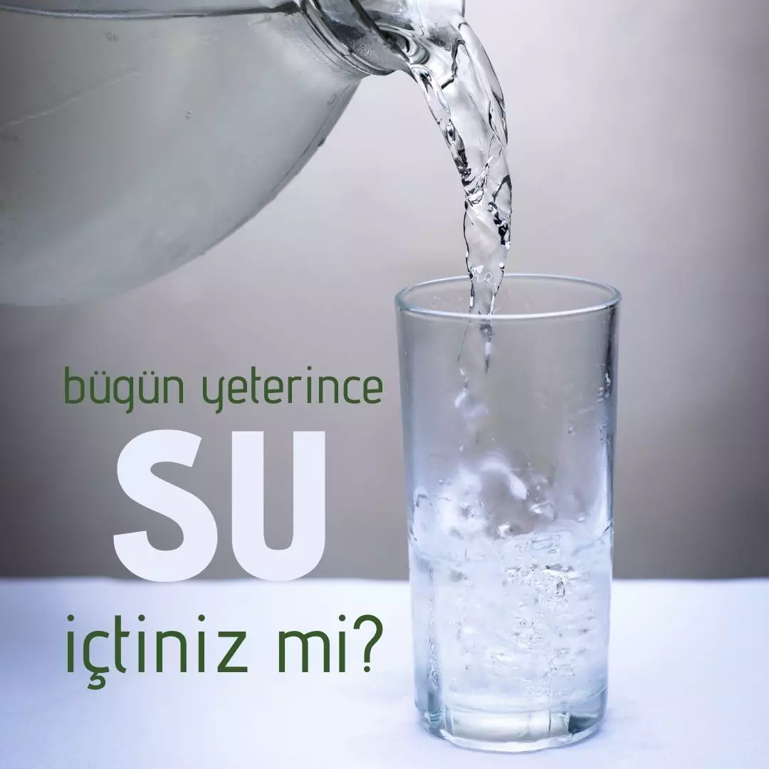 sürahiden bardağa dökülen soğuk su ve "Bugün yeterince su içtiniz mi?" yazısı