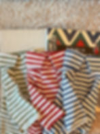 Tre t-shirt a righe di diversi colori con colletto