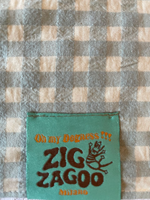 Dettaglio bandana per cani a quadretti azzurri con logo Zigzagoo