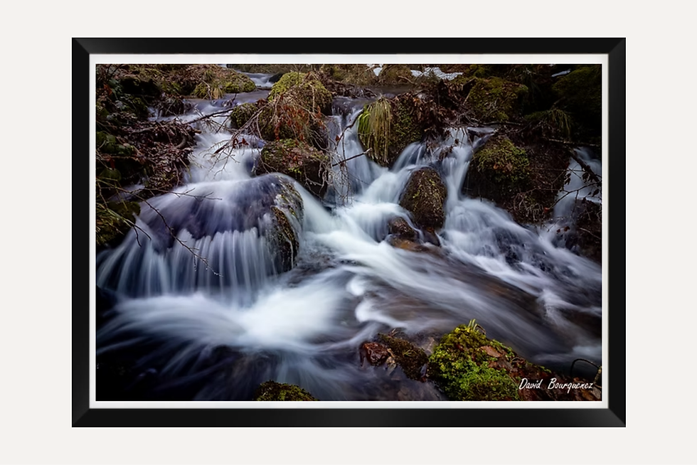 Miniature : Torrent montagne pose longue, mouvement eau sur rochers, art mural paysage sauvage ruisseau.