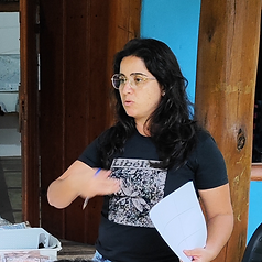 Débora Monteiro dando a aula de Marketing em uma das duas oficinas que foram parte da Formação em Esqueletização Artesanal de Folhas.