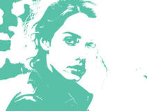 jeune fille qui nous regarde froidement