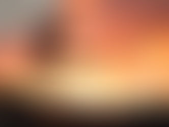 jeune homme qui franchit une barre de saut dans un stade