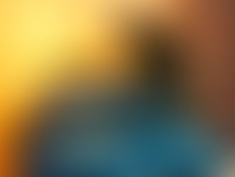 un homme avec un sac à dos debout sur sa voiture d'auto-école