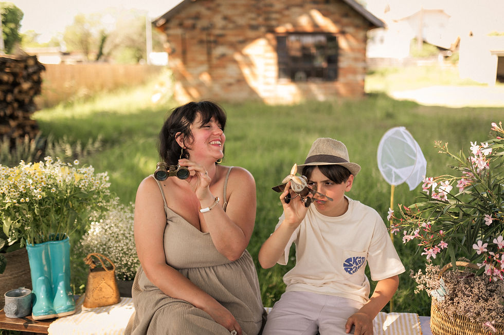 photo de famille mère et fils jardin fleurie - photographe malorie roborel