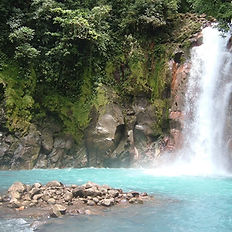 Catarata de Río Celeste rodeada de bosque tropical