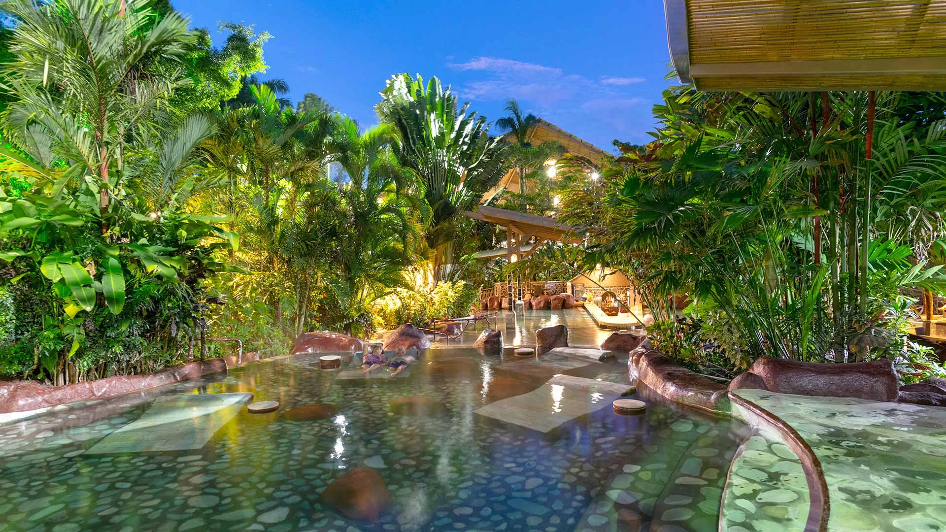 Piscinas termales de Baldi Resort entre vegetación tropical