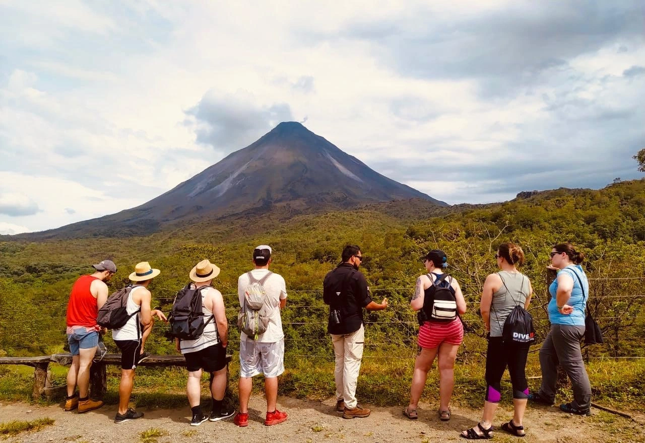 Grupo de turistas en una caminata al volcán Arenal.