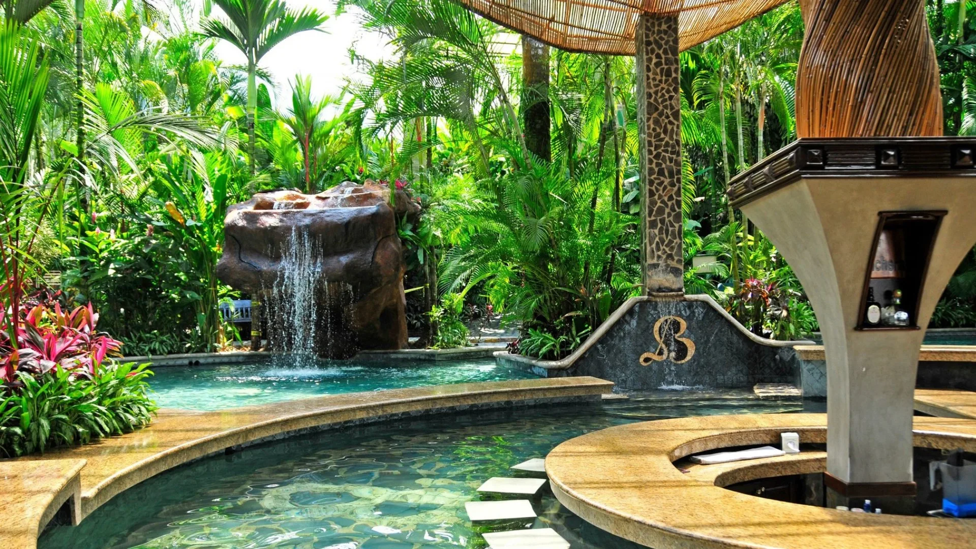 Piscinas termales y bar en Baldi Hot Springs Resort.