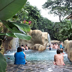 Personas relajándose en las aguas termales de Baldi Resort.