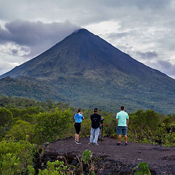 Senderistas observando el majestuoso volcán Arenal.