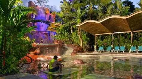 Piscinas termales y cascada iluminada en Baldi Resort.