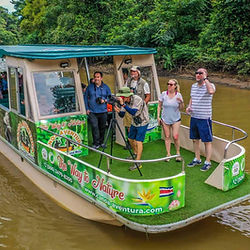 Turistas observando vida silvestre en el Caño Negro Tour.