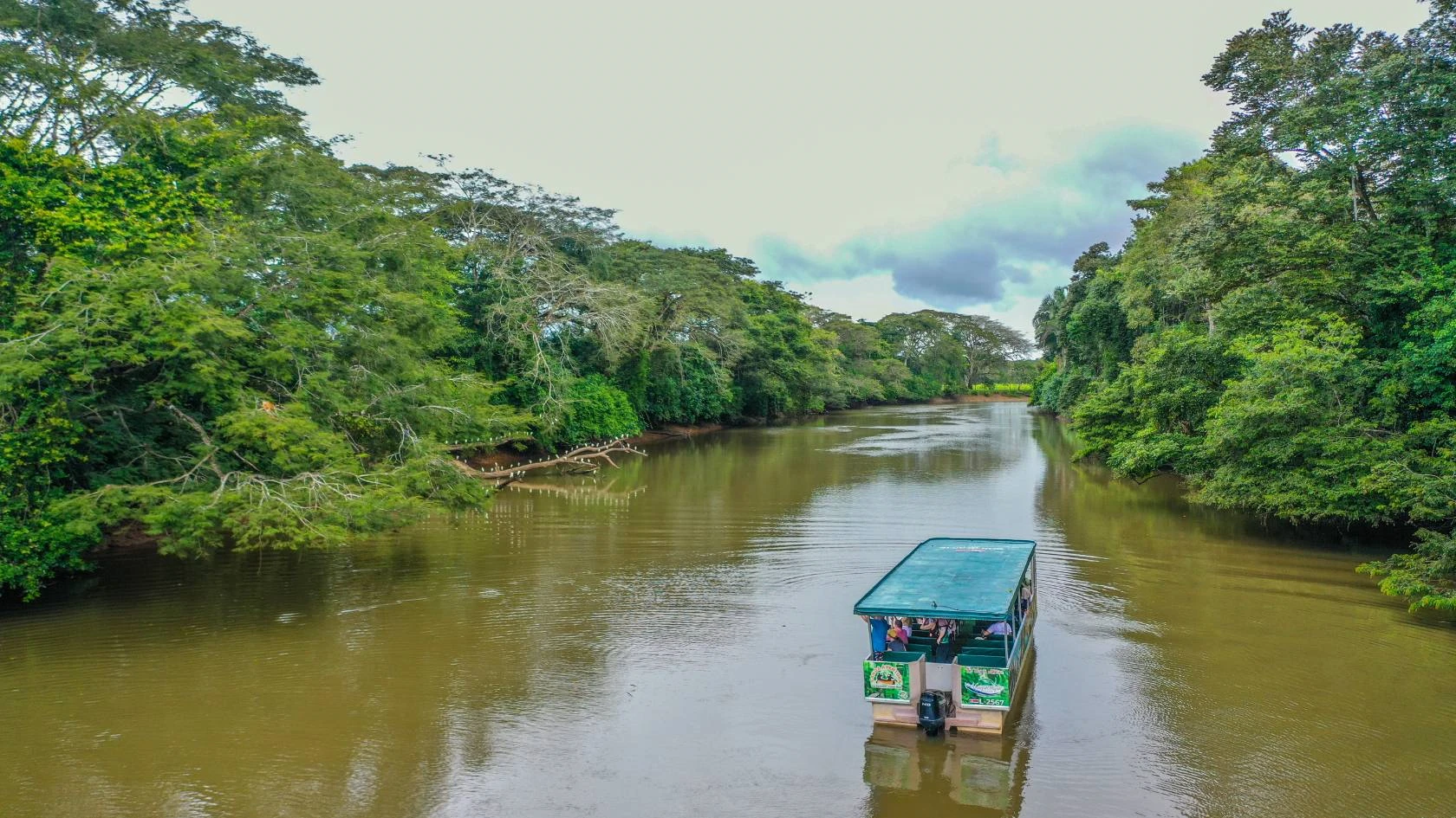 Bote navegando por el río en un Caño Negro Tour.