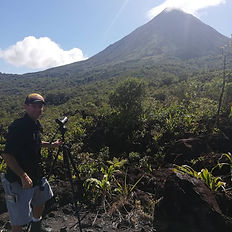 Guía con telescopio en tour de senderismo al Volcán Arenal