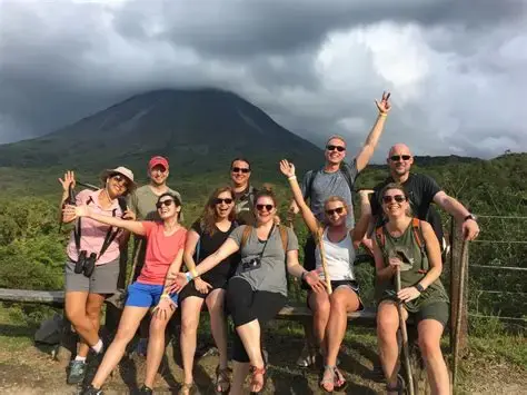Grupo de excursionistas frente al volcán Arenal.