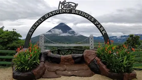 Entrada de Místico Arenal Hanging Bridges Park con volcán