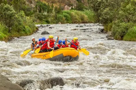 Grupo practicando rafting clase 2-3 en un río turbulento