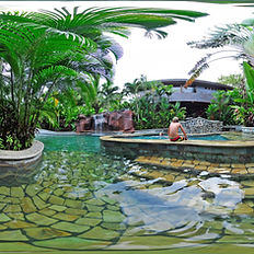 Piscinas termales de Baldi Resort rodeadas de vegetación