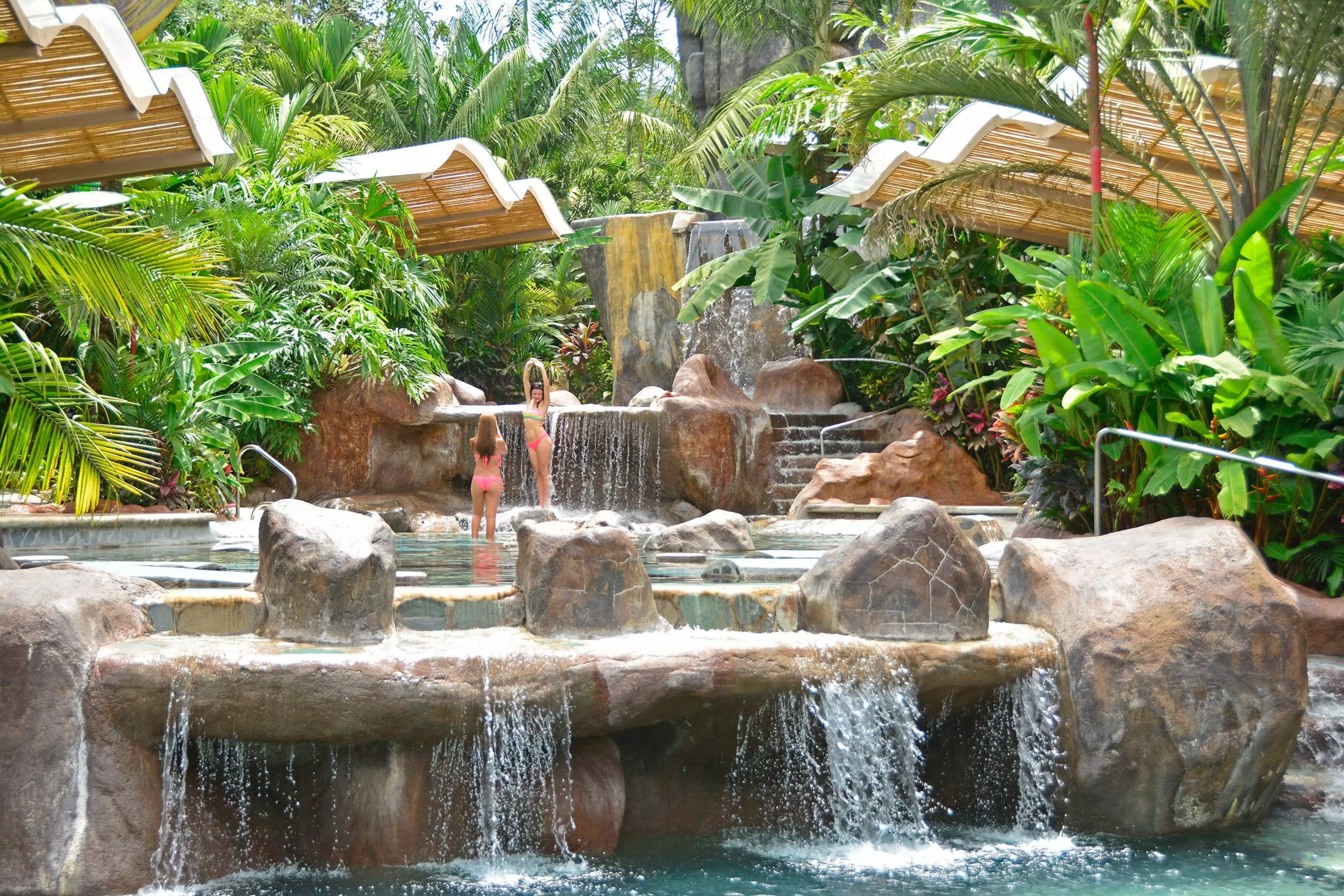 Aguas termales en Baldi Resort rodeadas de vegetación tropical