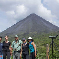 Grupo en una caminata al volcán Arenal con un guía.