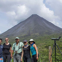 Grupo en una caminata al volcán Arenal con un guía.