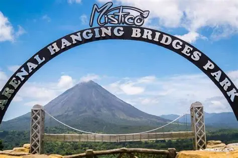 Entrada a Mistico Arenal Hanging Bridges Park con vista al Volcán Arenal