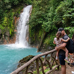 Familia observando la catarata de Río Celeste