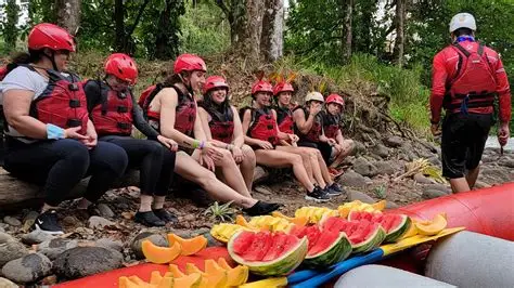 Grupo de rafting clase 2-3 descansando con fruta fresca.