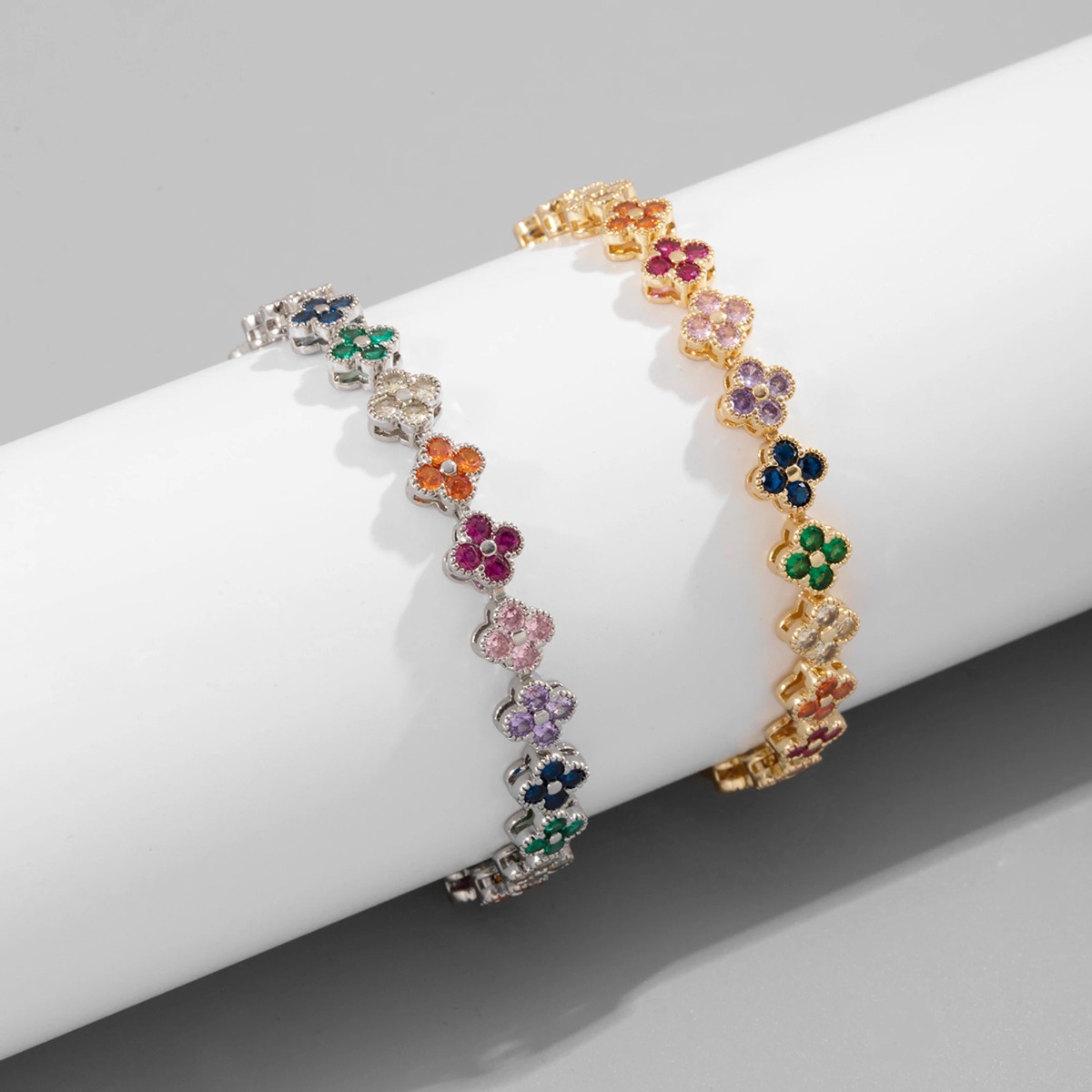 A Colorful Lucky Four-Leaf Flower Bracelet Inlaid With Zircon, Luxurious And Hig