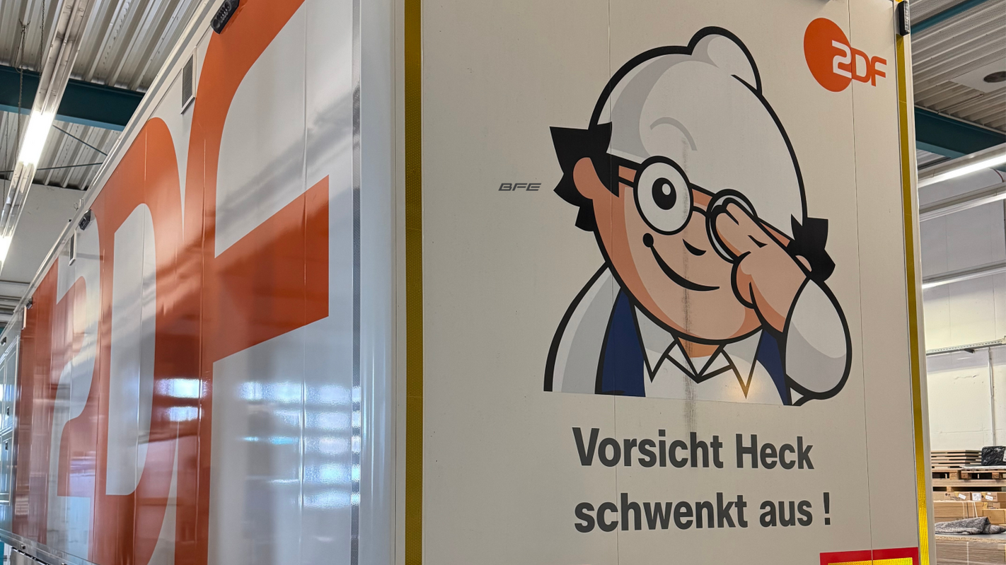 Seitliche Ansicht der von BFE modernisind Cartoon-Maskottchenerten ZDF-Produktionsmobile DPM1 und DPM2 mit Mainzelmännchen.