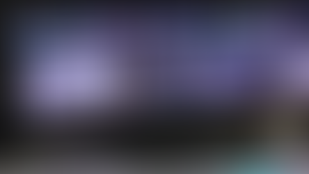 Breiter Monitor mit mehreren nebeneinander angeordneten Multiview‑Fenstern und unterschiedlichen Videoquellen auf einem Regiepult.