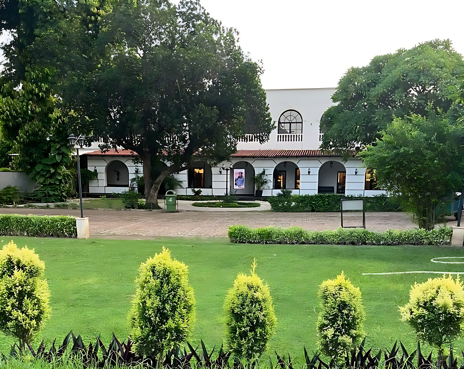 Lush Green landscape at Le press Galleria