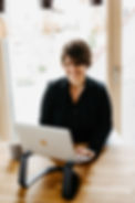 Michelle Büttner mb Consulting im Analysegespräch.jpg