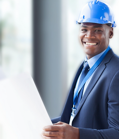 homem negro sorrindo com prancheta