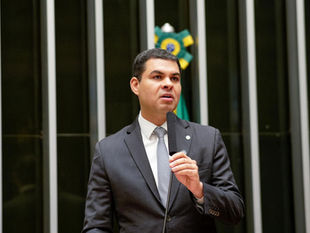Saullo Vianna vota a favor da PEC 383, que garante financiamento contínuo para a assistência social no Brasil